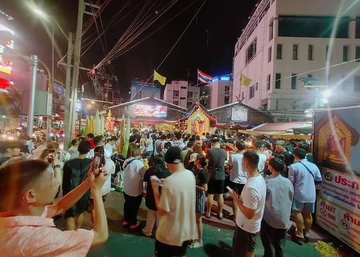 Holiday home 辉煌夜市 4房泳池花园别墅 订4日提供免费接机一次 *