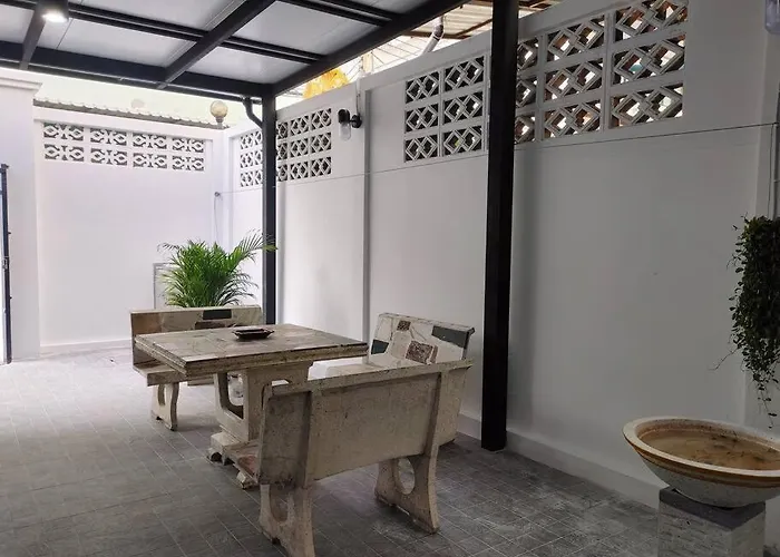 Holiday home 辉煌夜市 4房泳池花园别墅 订4日提供免费接机一次 *