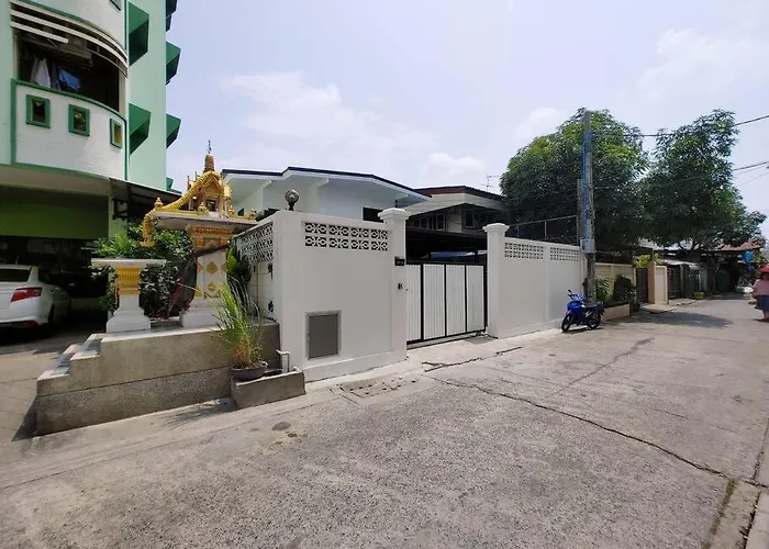 Holiday home 辉煌夜市 4房泳池花园别墅 订4日提供免费接机一次 Bangkok