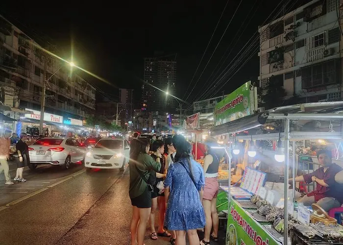 辉煌夜市 4房泳池花园别墅 订4日提供免费接机一次 Bangkok